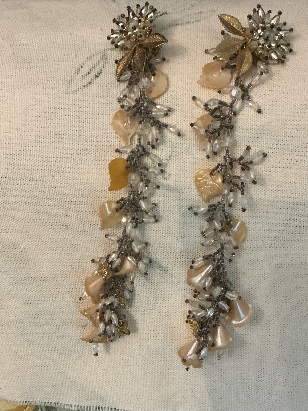 1920’s Shoulder Sweep 8” Cream & Silver Beaded Glass Floral Accent Earrings - Picture 8 of 12